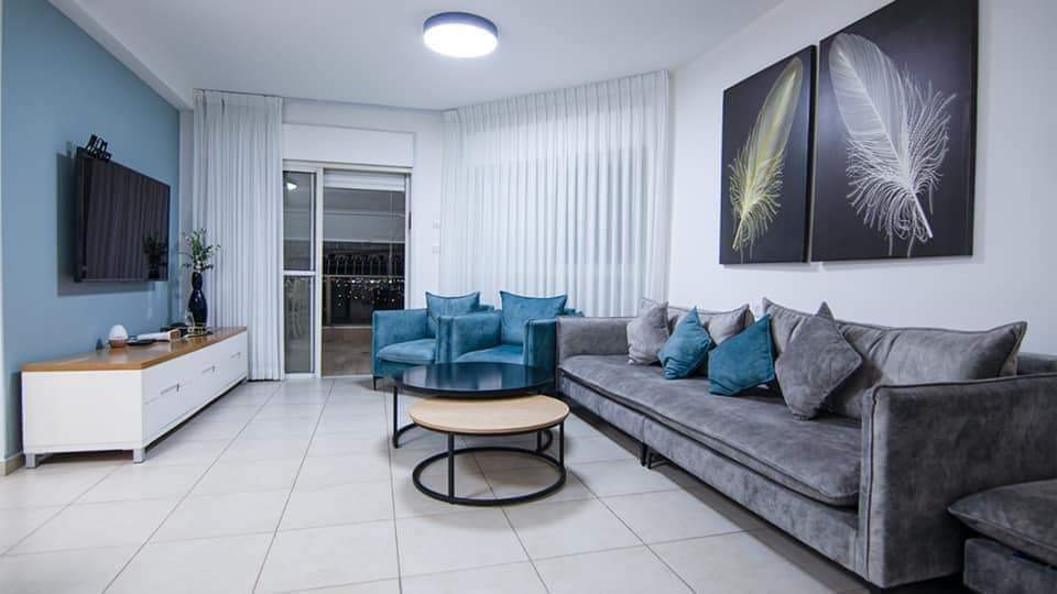 מתווכים | ‫רנית סויסה‬‎