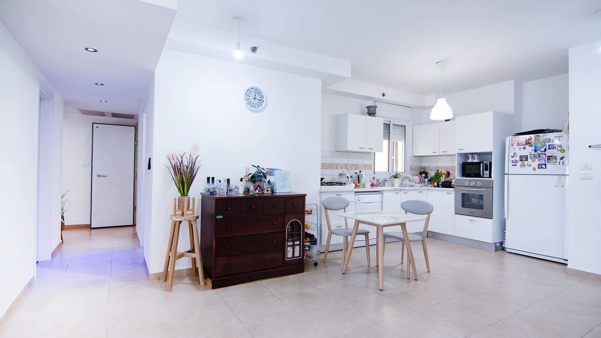 מתווכים | ‫רנית סויסה‬‎