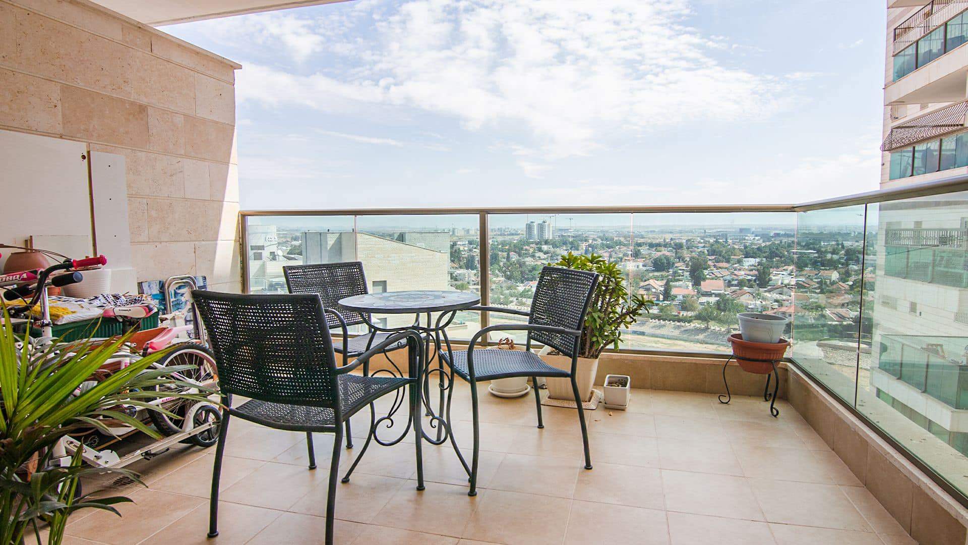 מתווכים | ‫רנית סויסה‬‎