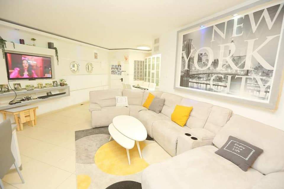 מתווכים | ‫רנית סויסה‬‎