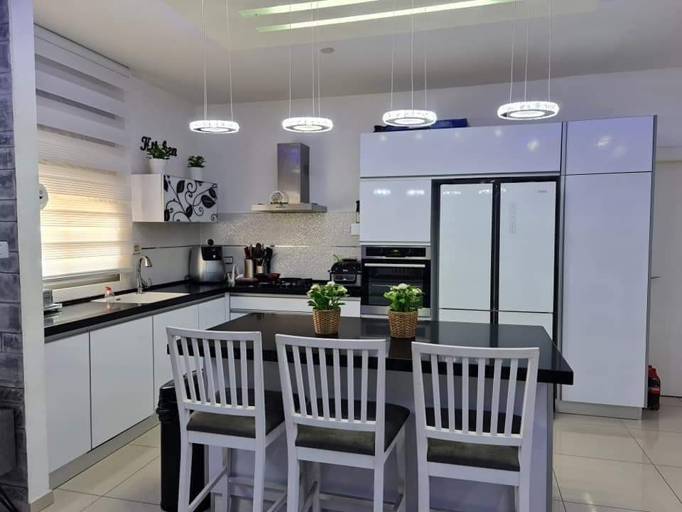 מתווכים | ‫רנית סויסה‬‎