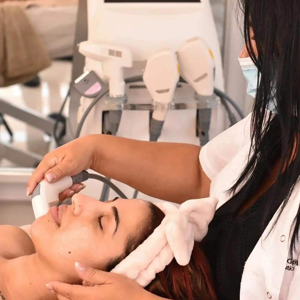 קוסמטיקאיות | לורנס סקין קאר