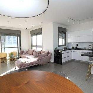 משרדי תיווך | גבי שושן - יועץ הנדלן שלך רימקס כחול לבן נתניה