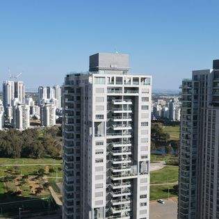 משרדי תיווך | גבי שושן - יועץ הנדלן שלך רימקס כחול לבן נתניה