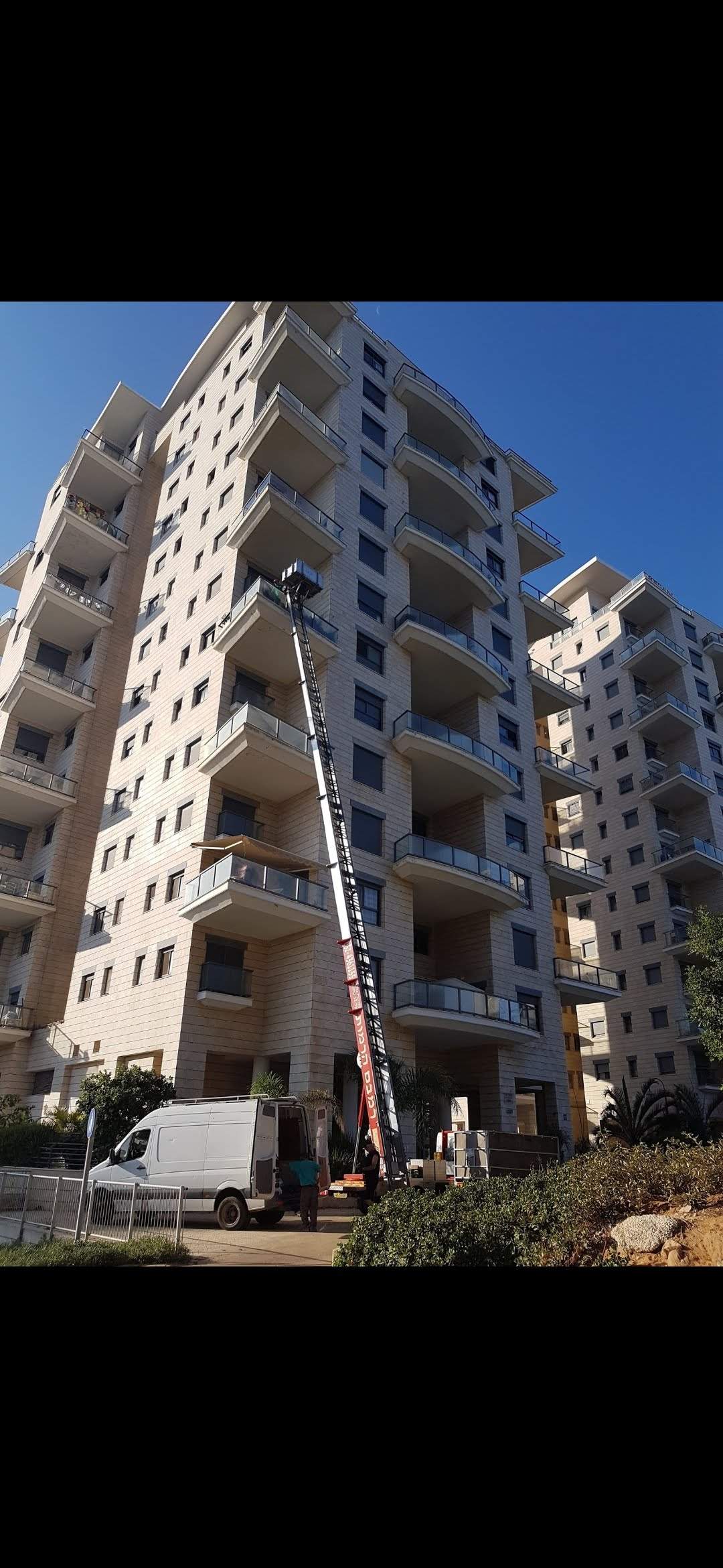 פינוי דירה בעזרת מנוף